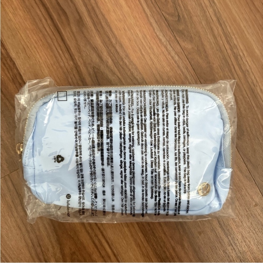 Lululemon Authentic 1L Wordmark Everywhere Belt Bag in Baby Blue and Gold NWT - Picture 2 of 5